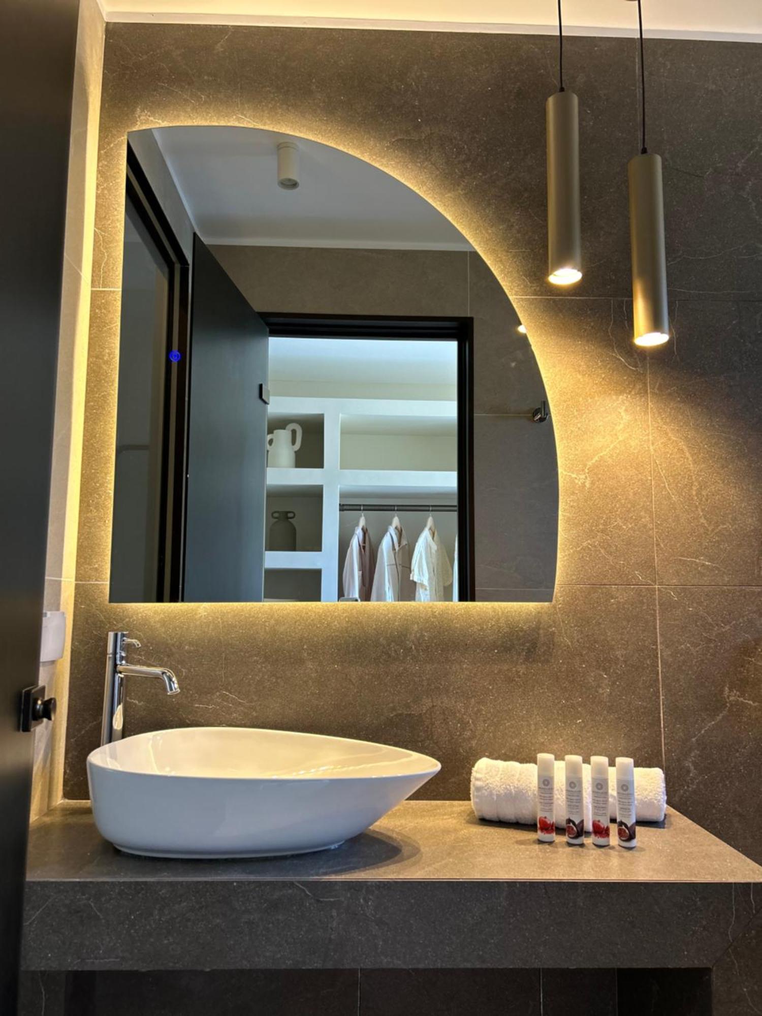 Helen Hotel Poros Town Екстериор снимка