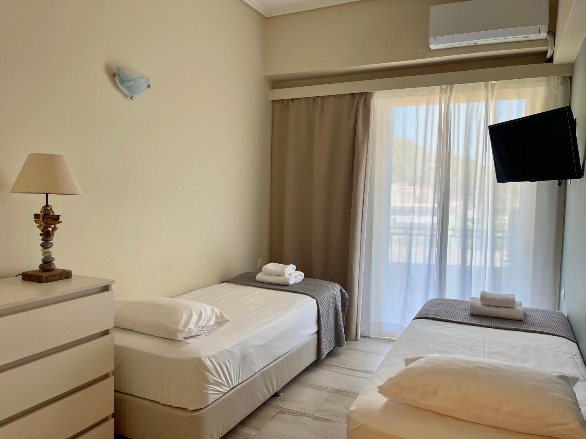 Helen Hotel Poros Town Екстериор снимка